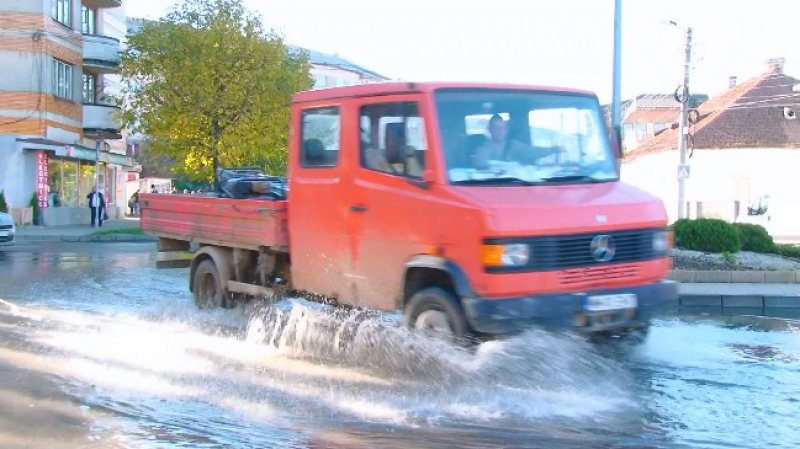 SIGHET: Sensul giratoriu din cartierul Cuza-Vodă inundat astăzi din cauza unei avarii SIGHET: Sensul giratoriu din cartierul Cuza-Vodă inundat astăzi din cauza unei avarii