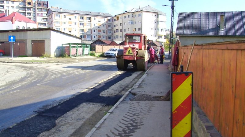 SIGHET: După câteva luni, locuitorii străzii Gheorghe Şincai scapă de șantierul din zonă SIGHET: După câteva luni, locuitorii străzii Gheorghe Şincai scapă de șantierul din zonă