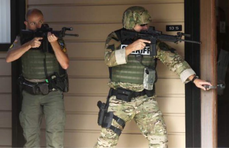 SUA: Autorul atacului armat din Oregon deținea 13 arme SUA: Autorul atacului armat din Oregon deținea 13 arme
