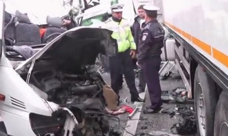 ŞOMCUTA MARE: A pierdut controlul volanului şi a intrat în coliziune cu o autoutilitară oprită în afara părţii carosabile. În urma impactului o persoană a fost rănită ŞOMCUTA MARE: A pierdut controlul volanului şi a intrat în coliziune cu o autoutilitară oprită în afara părţii carosabile. În urma impactului o persoană a fost rănită