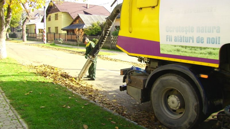 SIGHET: Societatea de salubrizare a demarat lucrările specifice toamnei SIGHET: Societatea de salubrizare a demarat lucrările specifice toamnei