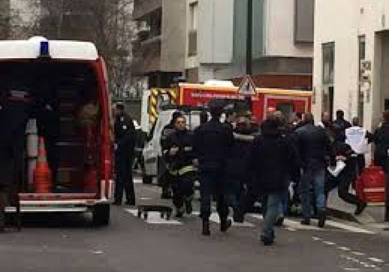ATENTATE TERORISTE LA PARIS: Bilanţul provizoriu indică cel puţin 128 de morţi şi 200 de răniţi, 99 în stare critică. Doi români, printre persoanele decedate