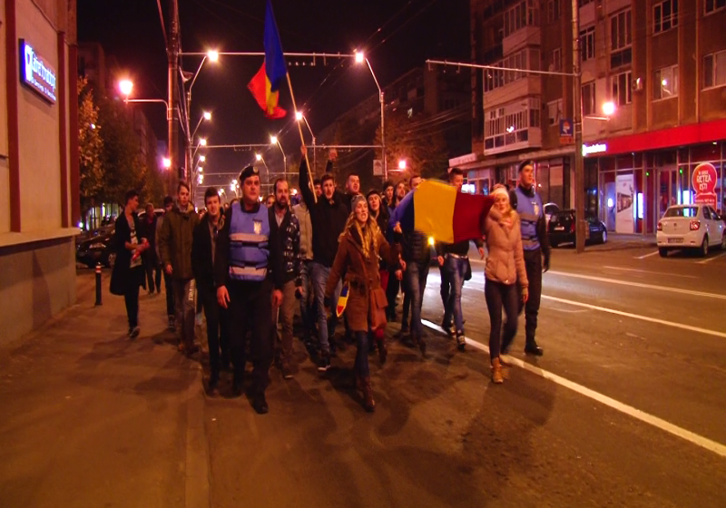 BAIA MARE: Peste 500 de băimăreni, în stradă. Tinerii strigă: "Nu catedrale, noi vrem spitale" (FOTO)