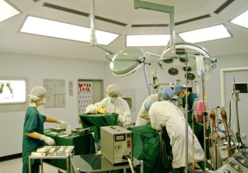 PREMIERĂ MONDIALĂ: Bariera hematoencefalică, străpunsă non-invaziv, pentru a trata un bolnav de cancer
