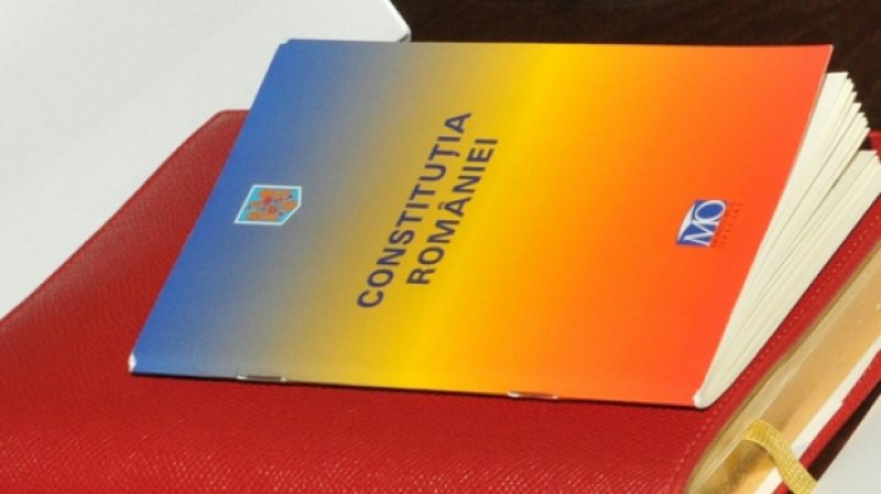 CONSTITUŢIE: Președintele desemnează un premier interimar și, după consultări cu partidele, un candidat pentru funcția de prim-ministru CONSTITUŢIE: Președintele desemnează un premier interimar și, după consultări cu partidele, un candidat pentru funcția de prim-ministru