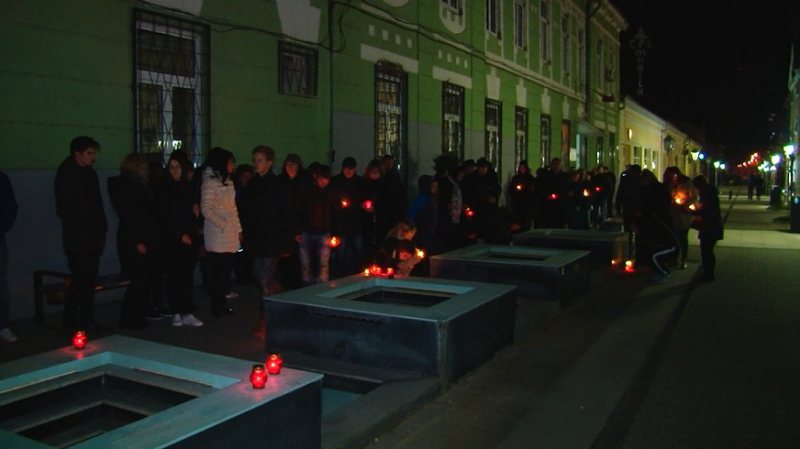 DOLIU: Sighetenii și-au manifestat regretul față de tragedia petrecută vineri seara în clubul Colectiv din București, printr-un marș al tăcerii DOLIU: Sighetenii și-au manifestat regretul față de tragedia petrecută vineri seara în clubul Colectiv din București, printr-un marș al tăcerii