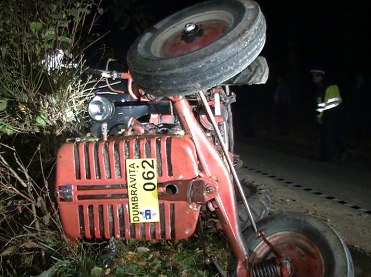 DUMBRĂVIŢA: Un tractor s-a răsturnat peste o persoană