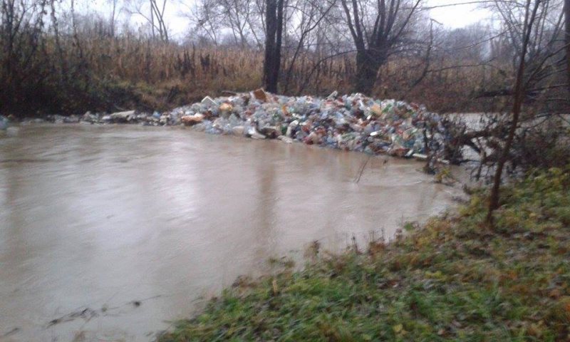 CERTAȚI CU CIVILIZAȚIA: Unii își aruncă, fără vreo jenă, gunoaiele în Iza CERTAȚI CU CIVILIZAȚIA: Unii își aruncă, fără vreo jenă, gunoaiele în Iza
