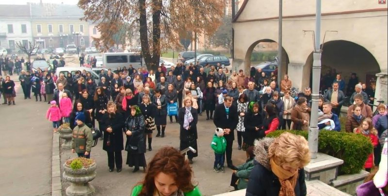 SIGHET: Sute de credincioşi s-au strâns azi la Catedrala ortodoxă închinată sfinţilor Arhangheli Mihail şi Gavril SIGHET: Sute de credincioşi s-au strâns azi la Catedrala ortodoxă închinată sfinţilor Arhangheli Mihail şi Gavril