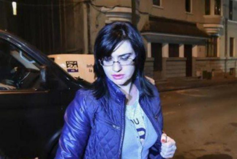 MITĂ – 220.000 DE EURO: Judecătoarea Geanina Terceanu, Ioan şi Victor Becali, arestaţi preventiv MITĂ – 220.000 DE EURO: Judecătoarea Geanina Terceanu, Ioan şi Victor Becali, arestaţi preventiv