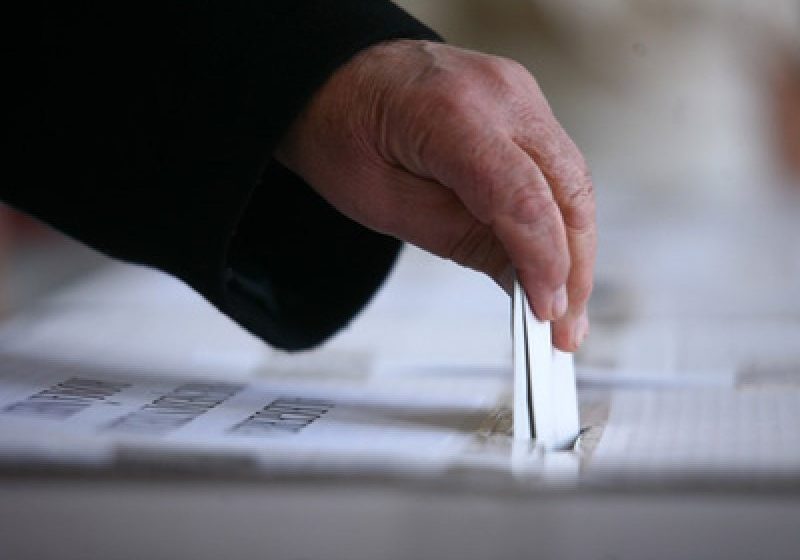 CCR: Legea votului prin corespondenţă, declarată constituţională. Sesizările ALDE şi UDMR, respinse