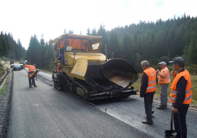 MARAMUREŞ: Trafic rutier restricţionat din cauza unui şofer indisciplinat. Acesta a lovit în plin o altă maşină care se afla în trafic