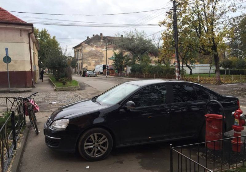 SIGHET: Un șofer fără cei șapte ani de acasă a ocupat tot trotuarul cu mașina