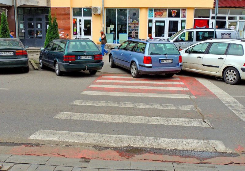 SIGHET: Unii șoferi chiar nu pricep că nu e voie să parcheze pe zebră SIGHET: Unii șoferi chiar nu pricep că nu e voie să parcheze pe zebră