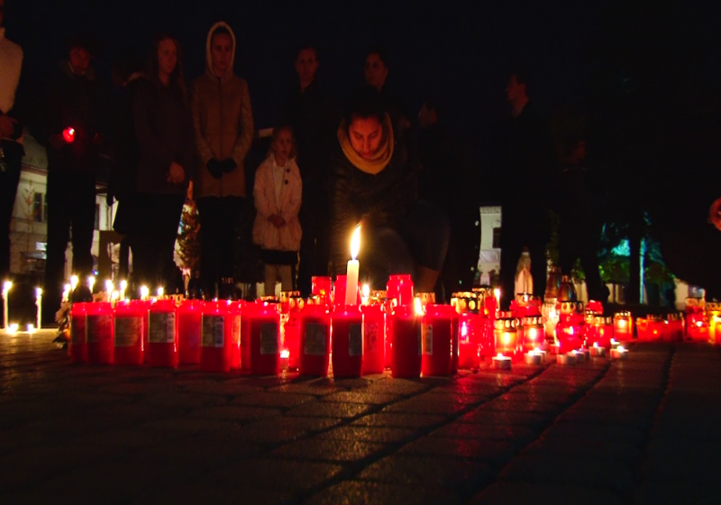BAIA MARE: Marş al tăcerii şi al solidarităţii, organizat în semn de omagiu pentru tinerii care au murit la Colectiv