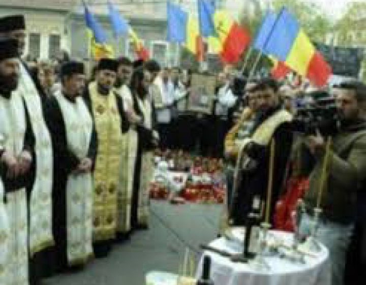 BUCUREŞTI: Parastas de nouă zile, oficiat de 15 preoți, în fața clubului ‘Colectiv’