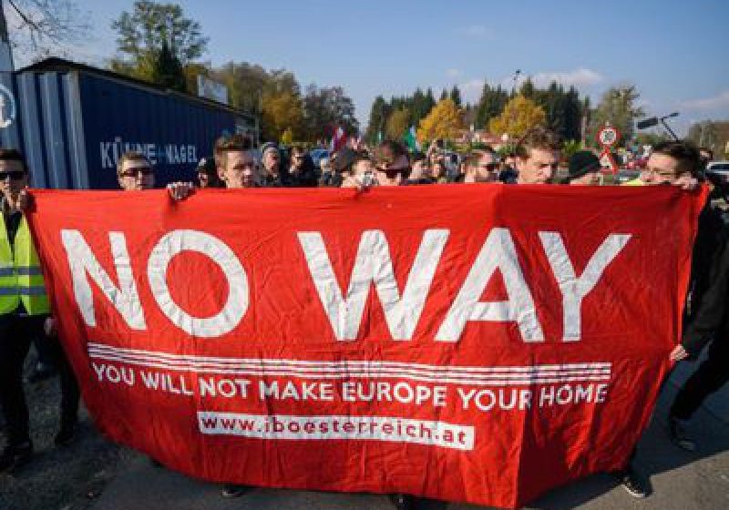 REFUGIAŢI HĂRŢUIŢI ŞI BĂTUŢI ÎN GERMANIA: Solicitanţii de azil au fost atacaţi în mai multe oraşe, iar casele unor imigranţi au fost incendiate