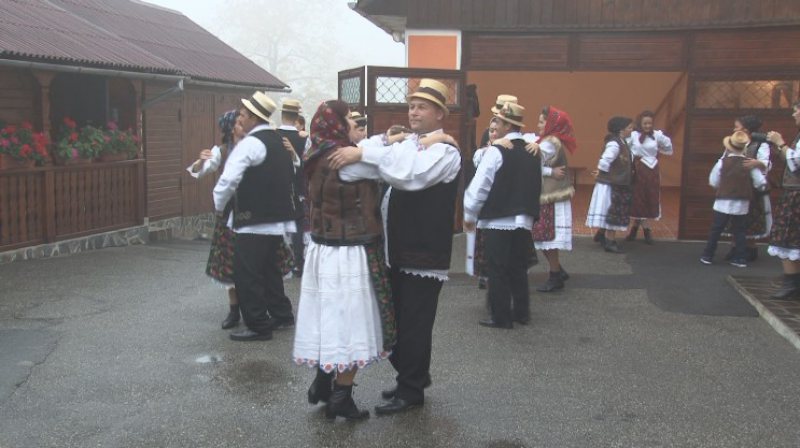 REPORTAJUL ZILEI: Mai multe perechi de dansatori din comuna Groşi şi împrejurimi au participat duminică la „Danţ la şură” REPORTAJUL ZILEI: Mai multe perechi de dansatori din comuna Groşi şi împrejurimi au participat duminică la „Danţ la şură”