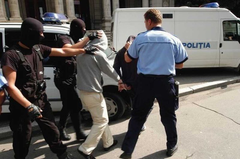 SIGHET: Un tânăr bănuit de furturi cu un prejudiciu de peste 19.000 de lei identificat de poliţişti SIGHET: Un tânăr bănuit de furturi cu un prejudiciu de peste 19.000 de lei identificat de poliţişti