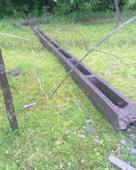 CĂLINEȘTI : Un stâlp de telefonie a căzut peste o mașină. Recent a fost înlocuit un astfel de stâlp care stătuse mai bine de două luni sprijinit de un par să nu cadă