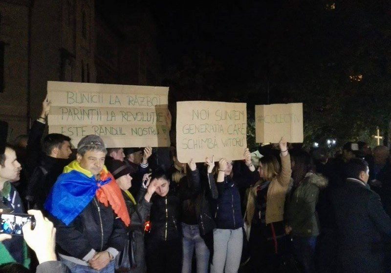 TRAGEDIA DIN COLECTIV: Peste 10.000 de manifestanţi în Piaţa Victoriei. Ei strigă: "Demisia!" TRAGEDIA DIN COLECTIV: Peste 10.000 de manifestanţi în Piaţa Victoriei. Ei strigă: "Demisia!"