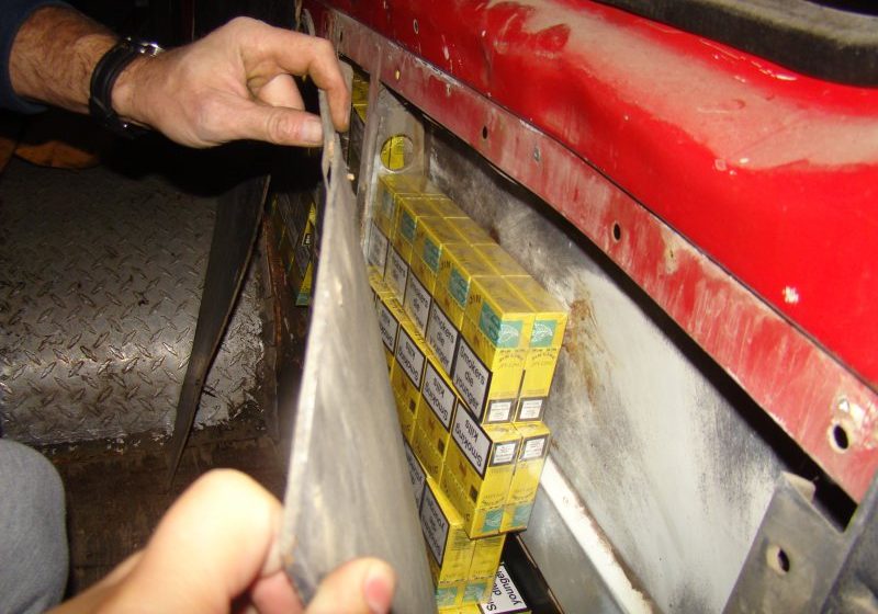 CONTRABANDĂ: 480 pachete de ţigări ascunse într-un autovehicul