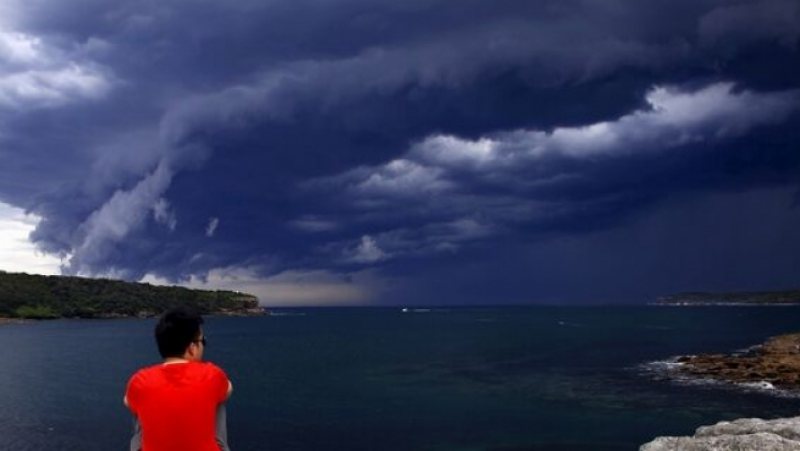 CNN: Un nor cu adevărat spectaculos a adus ploaia pe o plajă din Sydney CNN: Un nor cu adevărat spectaculos a adus ploaia pe o plajă din Sydney