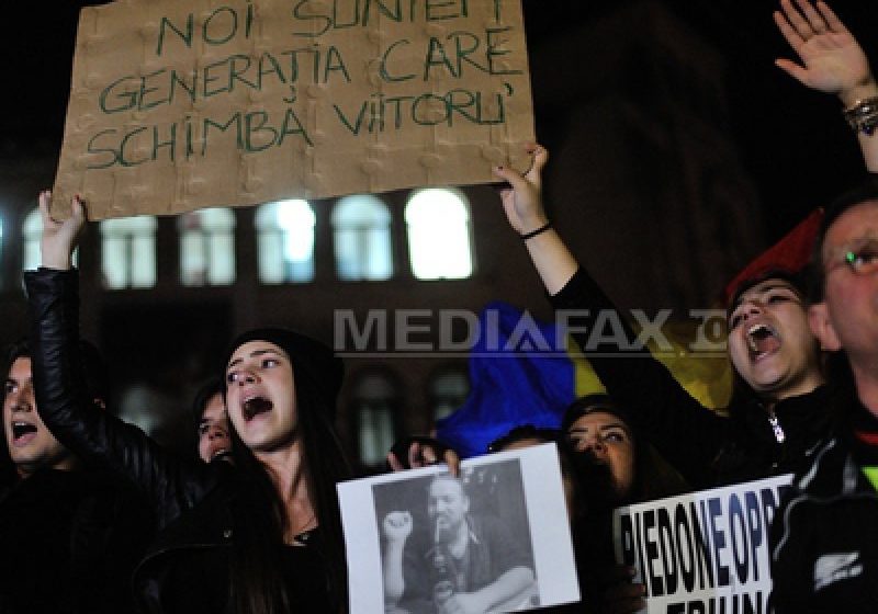 NOI PROTESTE: Zeci de mii de oameni protestează în centrul Capitalei şi în ţară. Aproximativ 200 de români protestează şi la Paris NOI PROTESTE: Zeci de mii de oameni protestează în centrul Capitalei şi în ţară. Aproximativ 200 de români protestează şi la Paris