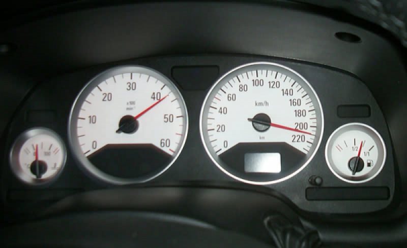DIN VITEZOMAN, PIETON: Prins conducând cu 208 kilometri la oră DIN VITEZOMAN, PIETON: Prins conducând cu 208 kilometri la oră
