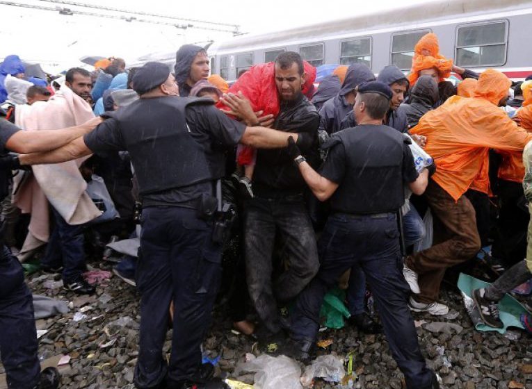 VICECANCELAR: Austria nu poate accepta mai mult de 100.000 de refugiați anul viitor VICECANCELAR: Austria nu poate accepta mai mult de 100.000 de refugiați anul viitor