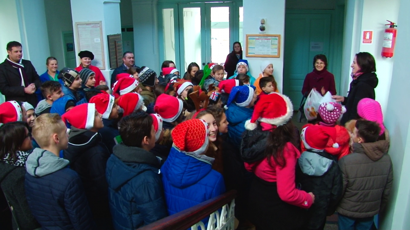 SIGHET: 50 de copii de la Școala nr. 2 au colindat în toate secțiile Spitalului Municipal SIGHET: 50 de copii de la Școala nr. 2 au colindat în toate secțiile Spitalului Municipal