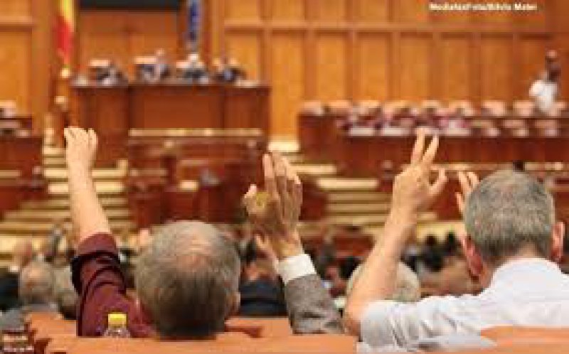 LA EI SE POATE: Plenul comun a adoptat proiectul legii privind indemnizațiile speciale pentru limita de vârstă a parlamentarilor LA EI SE POATE: Plenul comun a adoptat proiectul legii privind indemnizațiile speciale pentru limita de vârstă a parlamentarilor