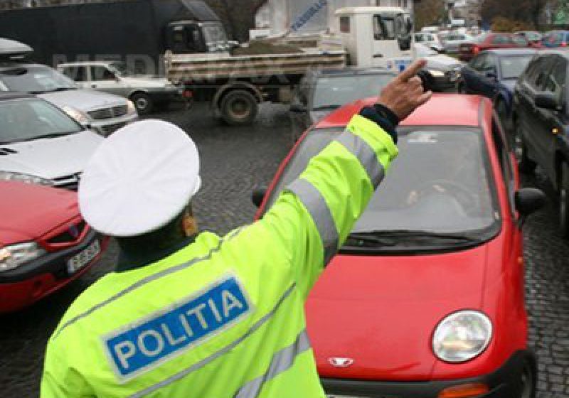 ULTRAJ: Poliţist muşcat de mână de soţia unui şofer din Drobeta Turnu Severin care a trecut pe roşu ULTRAJ: Poliţist muşcat de mână de soţia unui şofer din Drobeta Turnu Severin care a trecut pe roşu