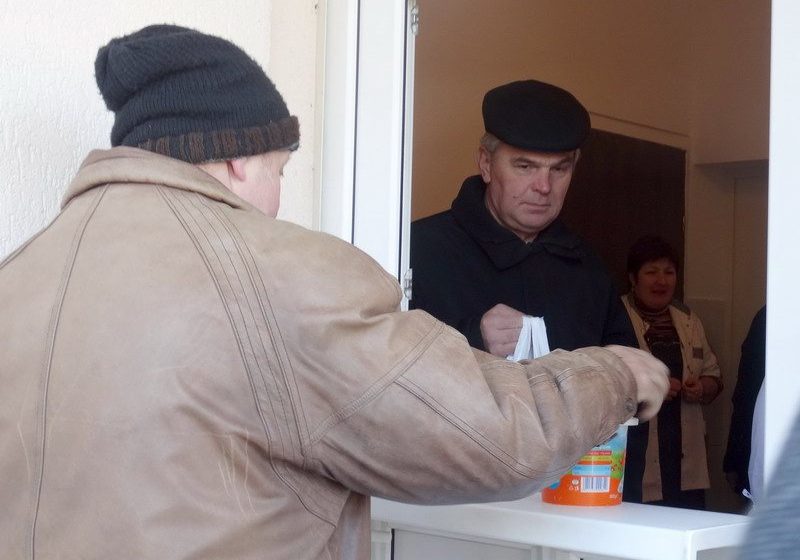 SIGHET: Zeci de oameni nevoiași au primit o masă caldă din partea Organizaţiei Caritas SIGHET: Zeci de oameni nevoiași au primit o masă caldă din partea Organizaţiei Caritas