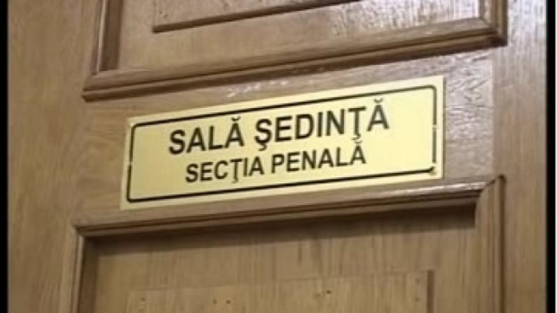 MITĂ PENTRU PERMISE: Trei inculpaţi arestaţi şi 10 în arest la domiciliu MITĂ PENTRU PERMISE: Trei inculpaţi arestaţi şi 10 în arest la domiciliu