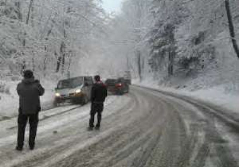 PASUL GUTÂI: Două persoane rănite în urma unui accident rutier