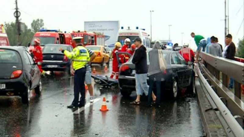 SATULUNG: Cinci maşini au fost implicate într-un accident SATULUNG: Cinci maşini au fost implicate într-un accident