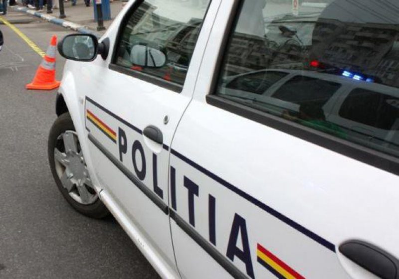 DE RÂSUL CURCILOR: Doi hoți beți au revenit de trei ori într-o casă pentru a fura vin, pentru că spărgeau damigenele pe drum