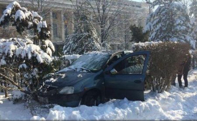 EVENIMENT RUTIER: Un bărbat a intrat cu mașina în arbuștii din fața Palatului Victoria EVENIMENT RUTIER: Un bărbat a intrat cu mașina în arbuștii din fața Palatului Victoria