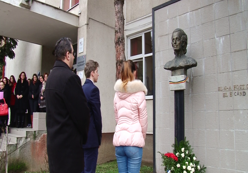 FLORI PENTRU EMINESCU: Depunere de buchete de flori și jerbe la bustul poetului național