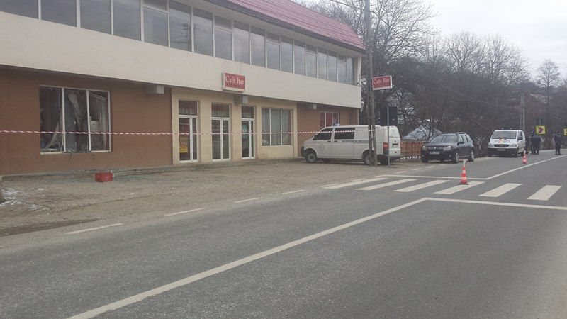 ANCHETĂ: Echipe antitero și de criminaliști cercetează cazul exploziei grenadei de la cafeneaua din Rona de Sus ANCHETĂ: Echipe antitero și de criminaliști cercetează cazul exploziei grenadei de la cafeneaua din Rona de Sus