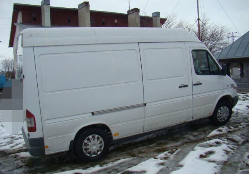 POLIŢIA DE FRONTIERĂ: Două autoturisme furate depistate în P.T.F. Siret