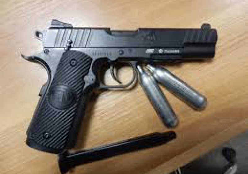 POLIŢIA DE FRONTIERĂ: Pistol cu aer comprimat, descoperit în poşeta unei tinere din Ucraina