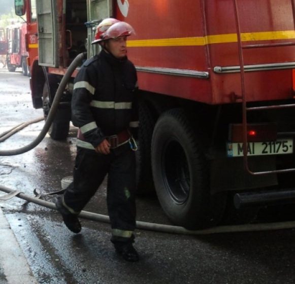 BAIA MARE: Un autoturism a luat foc în faţa Liceului Sportiv