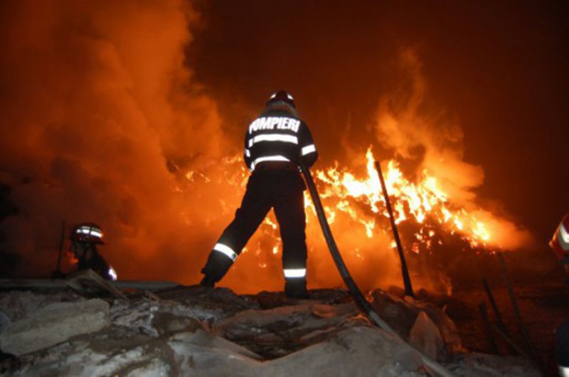 MARAMUREȘ: Pompierii au avut de stins patru incendii într-o singură noapte MARAMUREȘ: Pompierii au avut de stins patru incendii într-o singură noapte