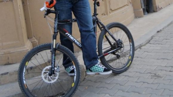 Prinși după ce au furat biciclete dintr-o scară de bloc Prinși după ce au furat biciclete dintr-o scară de bloc