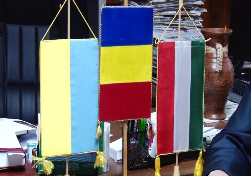BAIA MARE: 250 de copii din Ucraina au făcut o hartă a României formată din porumbei ai păcii din hârtie