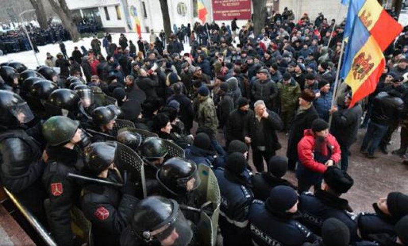 REPUBLICA MOLDOVA: Urmărire penală în cazul violențelor de la Chișinău; protestele continuă REPUBLICA MOLDOVA: Urmărire penală în cazul violențelor de la Chișinău; protestele continuă