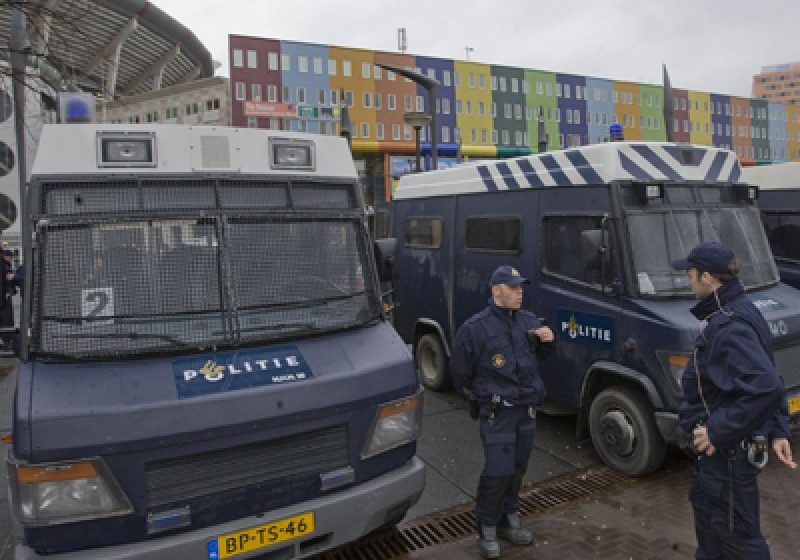 CRIZA IMIGRANŢILOR: Violenţe în timpul unei manifestaţii împotriva refugiaţilor, într-o localitate din Olanda CRIZA IMIGRANŢILOR: Violenţe în timpul unei manifestaţii împotriva refugiaţilor, într-o localitate din Olanda