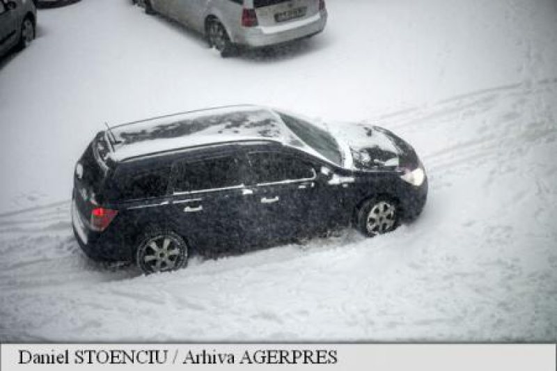 OLT: Circulație în condiții de iarnă pe toate drumurile; mașini avariate de crengi rupte la Caracal și Slatina OLT: Circulație în condiții de iarnă pe toate drumurile; mașini avariate de crengi rupte la Caracal și Slatina
